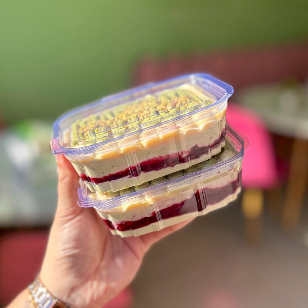 Pavê de creme de pistache, frutas vermelhas, creme de ninho, nutella de pistache, pistache triturado e bolacha maizena