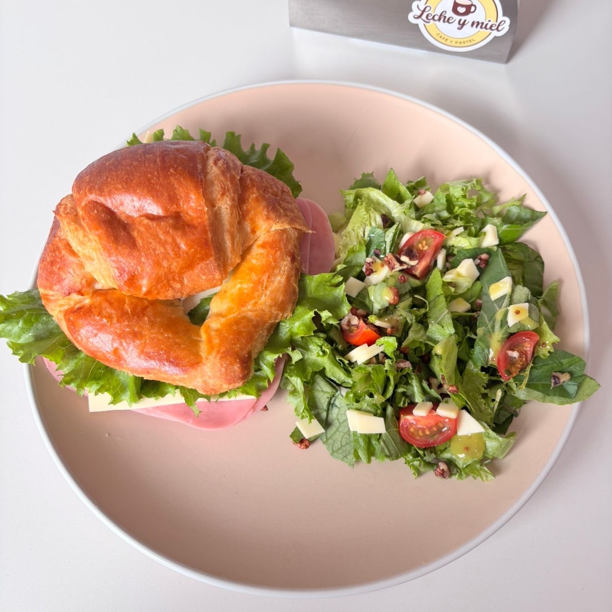 Croissant clásico con ensalada.