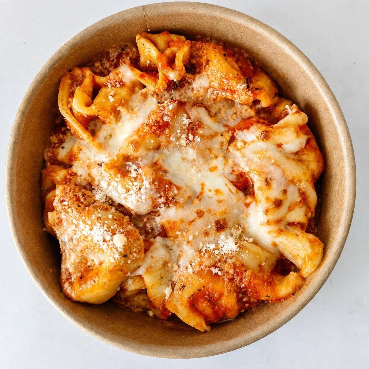 Ravioles 4 Quesos al Pomodoro con Parmesano