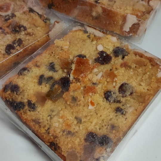 Bolo de noiva feito com frutas e uva passa na forma tradicional. sem chocolate e com açúcar glacê