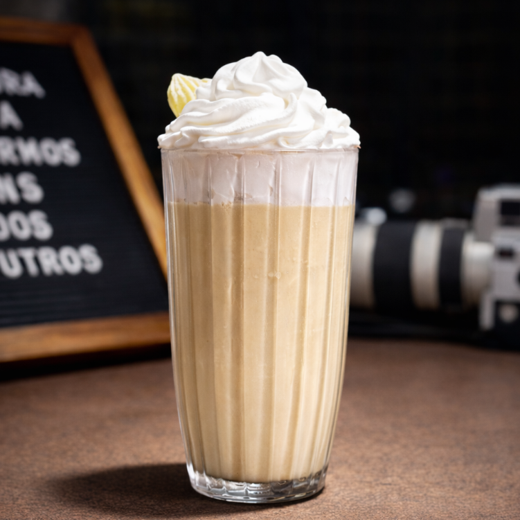 Feito a base de leite em pó, maracujá e segredos cítricos. Recebe chantilly. *Imagem ilustrativa. Enviamos em embalagem descartável.