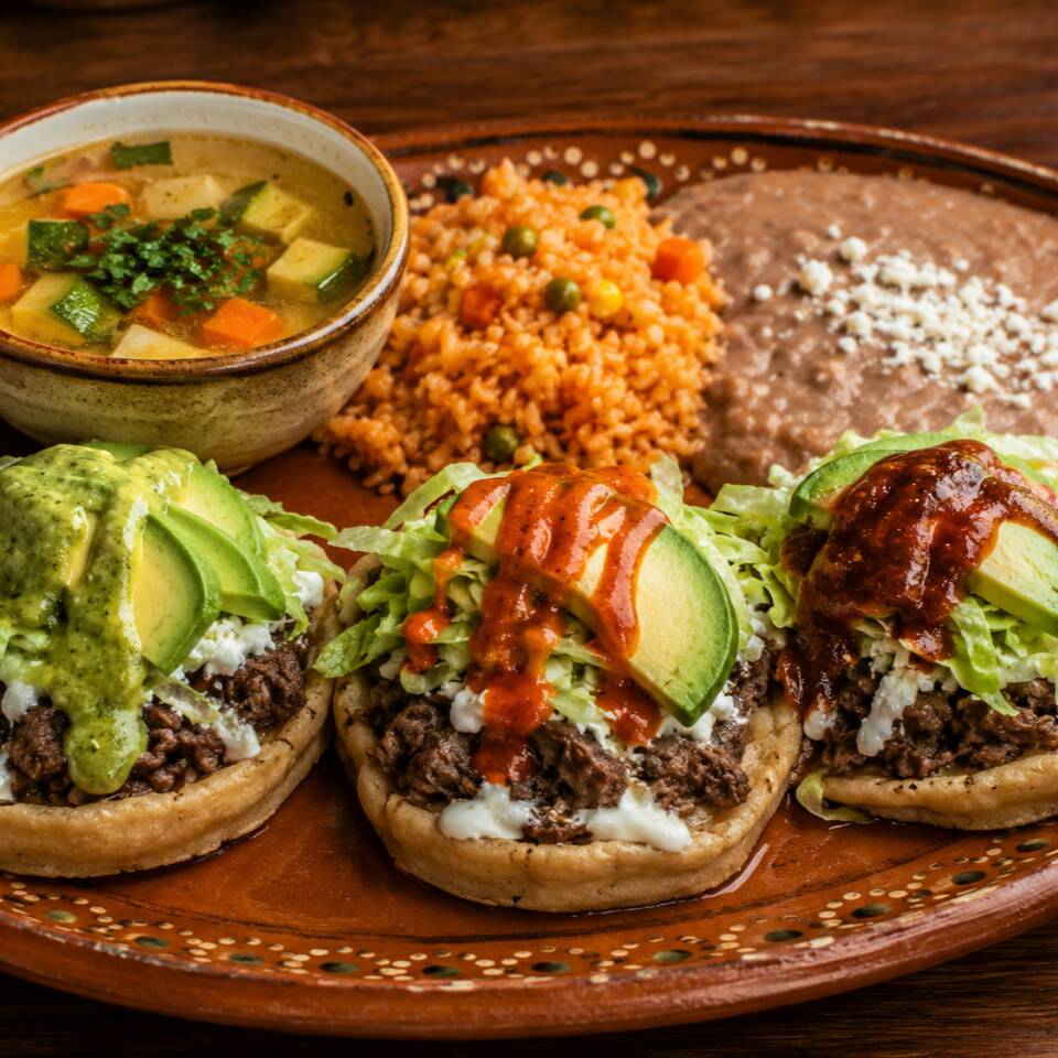 Orden de 3 Sopes con arroz, frijol y sopa del dia
