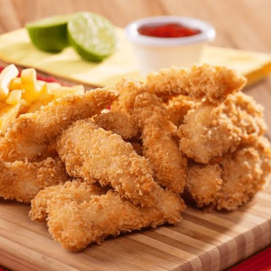 Deliciosas iscas de peito de frango à milanesa, empanadas com cuidado para garantir a crocância perfeita. Acompanha a riqueza de sabores do feijão mulatinho ou a intensidade do feijão preto, ao seu gosto. O arroz soltinho, o macarrão al dente e a farofa da casa, feita com segredos especiais, complementam a refeição. Uma salada fresca e um acompanhamento à sua preferência finalizam essa marmita. Uma experiência culinária completa e deliciosa!