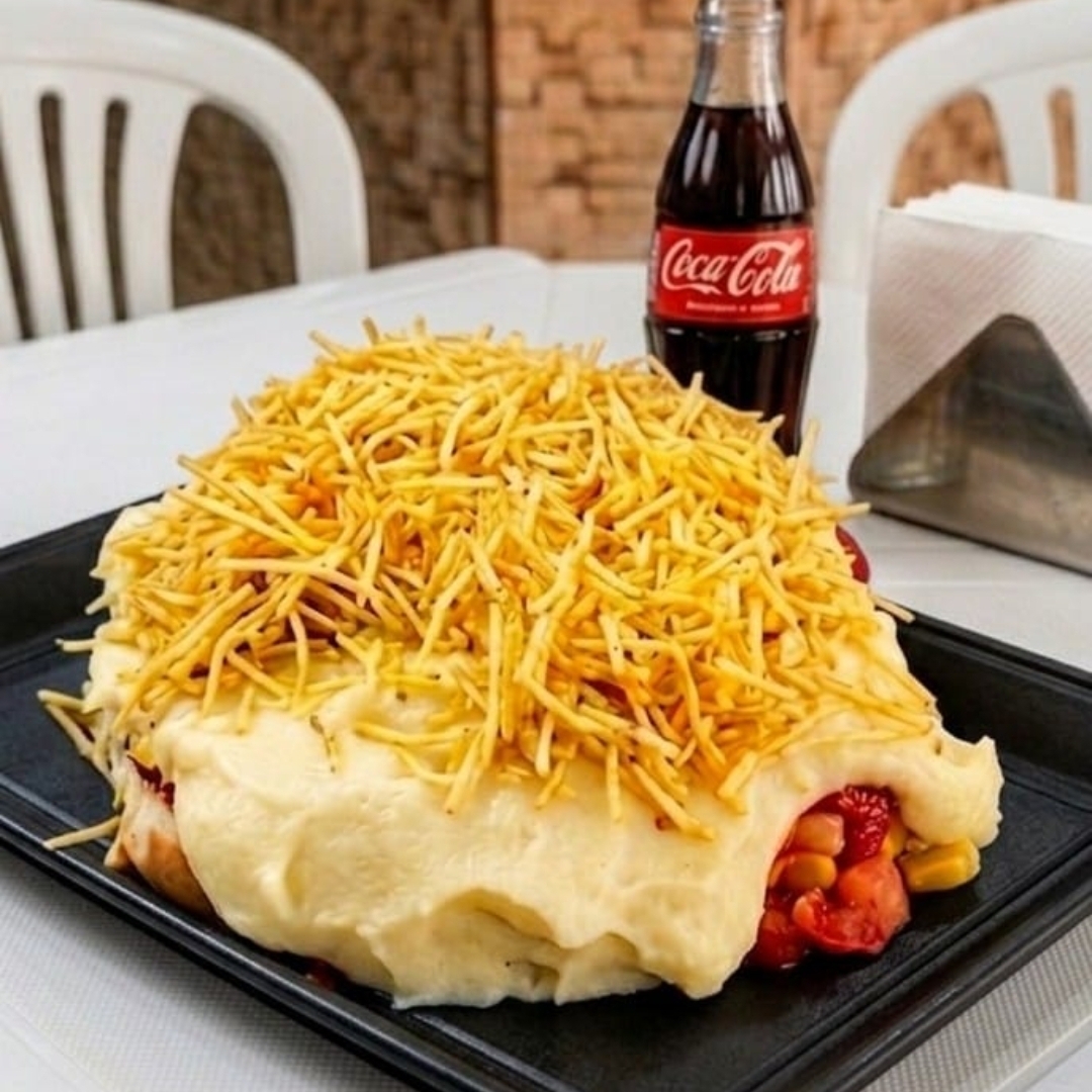 Salsicha, milho, purê de batata, maionese, ketchup, mostarda e batata palha.