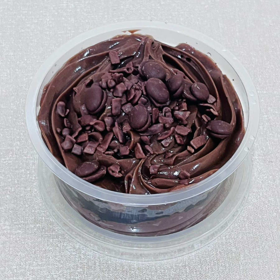 Nosso delicioso bolo de pote é feito com massa de chocolate super umedecida, uma deliciosa camada de brigadeiro cremoso de chocolate. Você não pode deixar de provar, é uma sensação explosiva de sabor na sua boca e que levará o seu paladar às alturas! Peça já! Nossos bolos pesam em média 200g, a embalagem poderá variar de acordo com a disponibilidade no fornecedor, mas sempre terão essa quantidade independente do formato de embalagem disponível.
