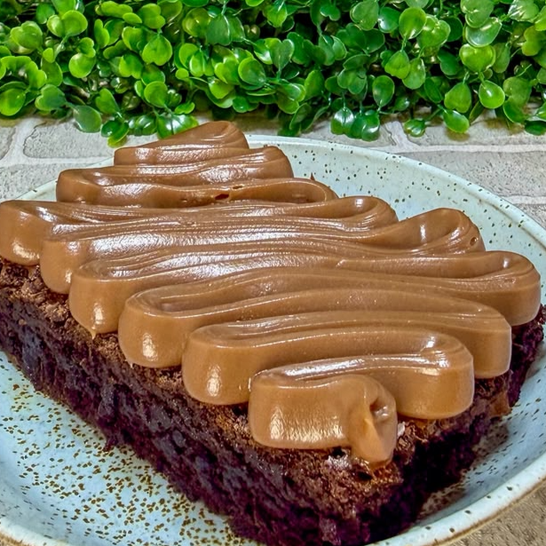 Camadas irresistíveis de brownie artesanal de chocolate, intercaladas com um cremoso brigadeiro de Nutella, criando uma combinação intensa, aveludada e cheia de sabor. Finalizado com uma generosa cobertura para proporcionar uma experiência única a cada colherada. A sobremesa perfeita para os apaixonados por chocolate.
