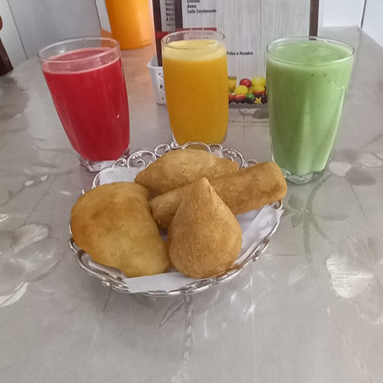 4 deliciosos Salgados Variados + 1 Suco de Laranja (500ml)