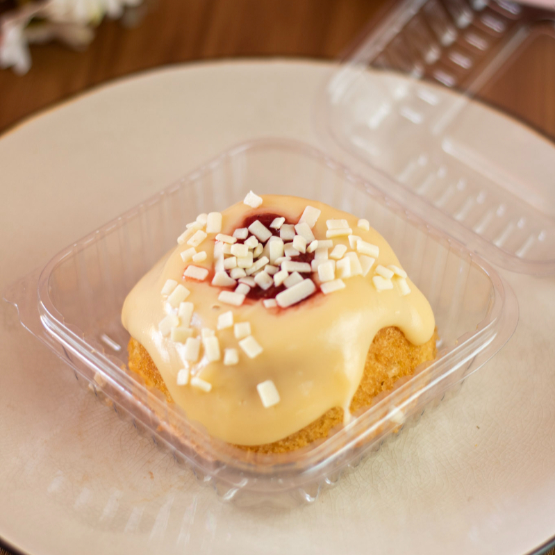 Imagine a suavidade do leite condensado, a cremosidade do leite Ninho, o sabor delicado do leite de coco e a intensidade do leite de vaca, tudo isso em um recheio irresistível, envolto por uma massa fofinha e caseira. Para completar essa experiência única, adicionamos uma geleia de morango artesanal, feita com frutas fresquinhas, que traz o toque perfeito de acidez e doçura. Cada mordida é uma explosão de sabores equilibrados, combinando a cremosidade dos 4 leites com o frescor da geleia de morango.