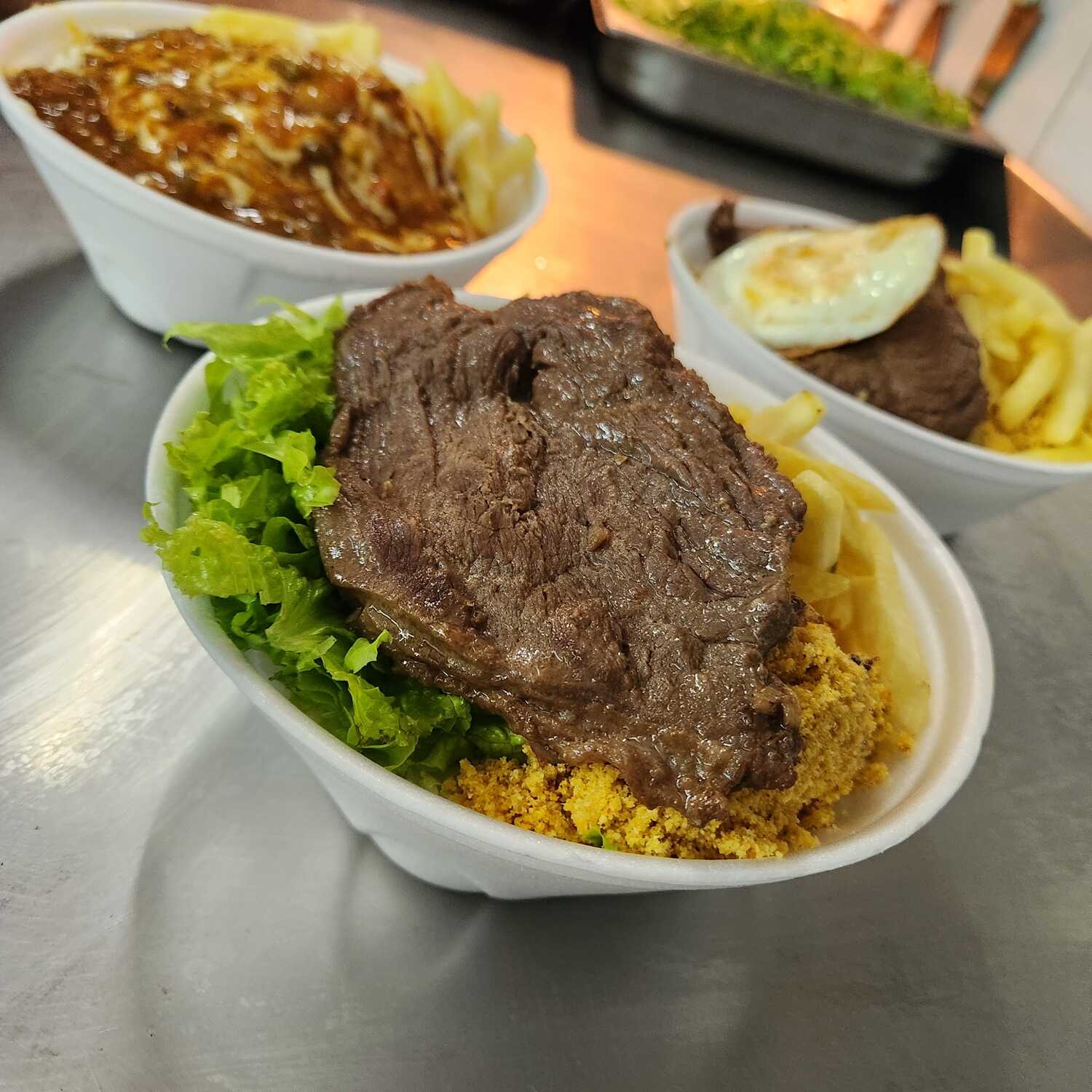 Bife bem temperado, frito na frigideira como manda o ritual da comida caseira.  Acompanha arroz, feijão, macarrão e farofa. Escolha seu complemento na tabela a seguir e finalize seu prato do seu jeito.