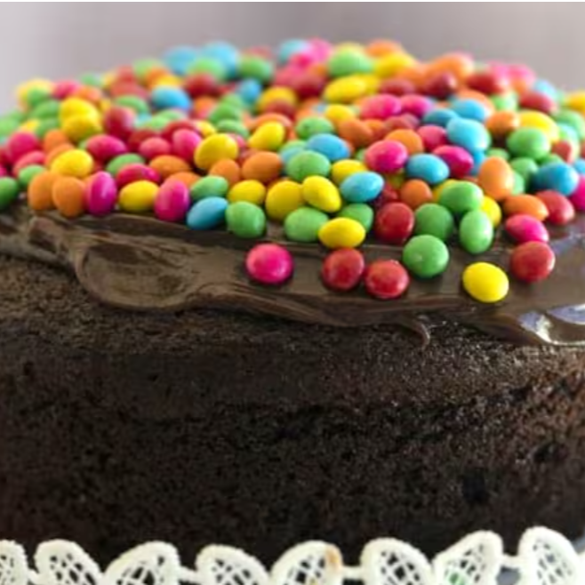 Muito brigadeiro e confetes coloridos, esse bolo de chocolate vai preencher sua mesa com uma sensação incrível de alegria. Perfeito bolo para crianças!
Serve 8 fatias.