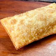 Massa de 23 cm, carne moída, mussarela, ovo cozido, tomate, presunto e azeitonas