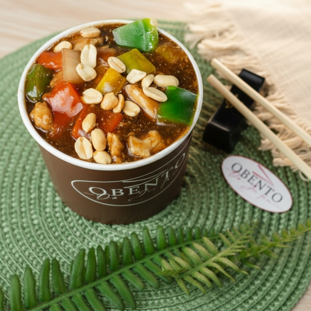 Clássico da culinária oriental traz cubos suculentos de peito de frango, levemente salteados, envolvidos em um molho oriental com pimentões coloridos e cebola crocante, esse prato é finalizado com amendoim torrado, que traz uma textura irresistível.