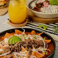 Chilaquiles rojos con barbacoa