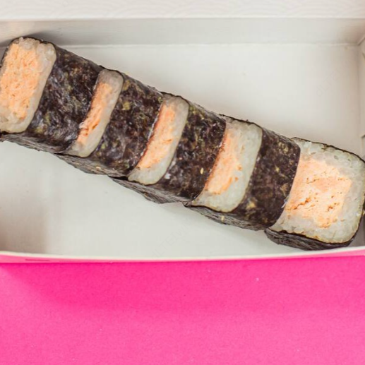 Enrolado de salmão grelhado, arroz japones e alga.
