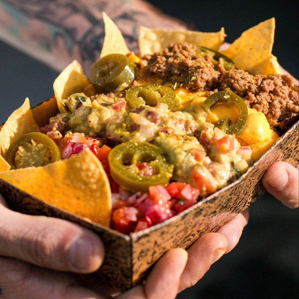 180g tortilhas de milho fritas + acompanhamentos a sua escolha, podendo ser : 160g sour cream e/ou 160g guacamole e/ou 160g cheddar e/ou 240g frijoles + 2 refrigerantes + 2 churros com 120g de doce de leite.
* todos os itens são embalados separadamente.
*não é possível retirar ou alterar o preparo.