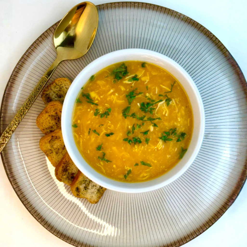 Caldo Fit Congelado 350ml - Frango com batata inglesa e cenoura. Uma opção leve, saborosa e reconfortante: caldo de frango desfiado bem temperado com batata inglesa e cenoura, cozido até ficar cremoso e bem encorpado, ideal para uma refeição prática e deliciosa. Porção de 350ml.