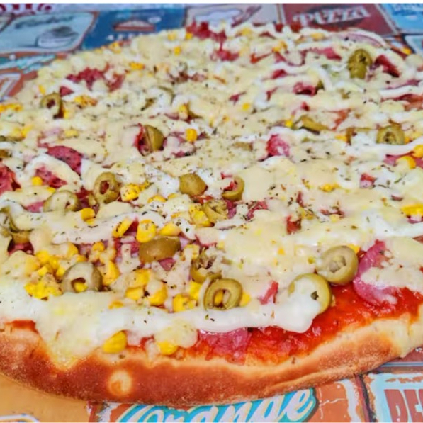 Lombo, tomate, calabresa, mussarela, milho, requeijão, azeitona fatiada, orégano