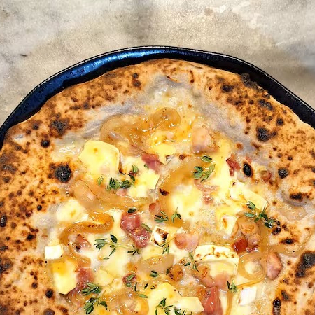 Pizza limitada! Massa de fermentação natural, mozzarella fiordilatte, queijo camembert Serra das Antas, bacon artesanal, cebola caramelizada, tomilho e mel picante