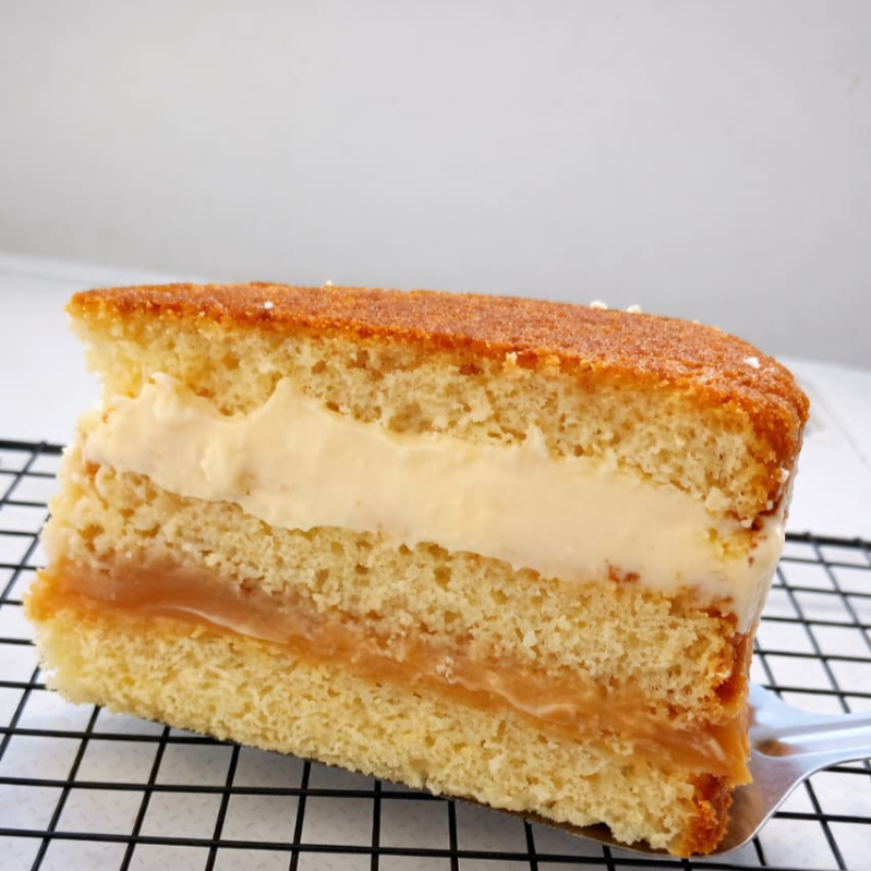 MASSA BRANCA, DOCE DE LEITE CASEIRO E CREME BELGA.