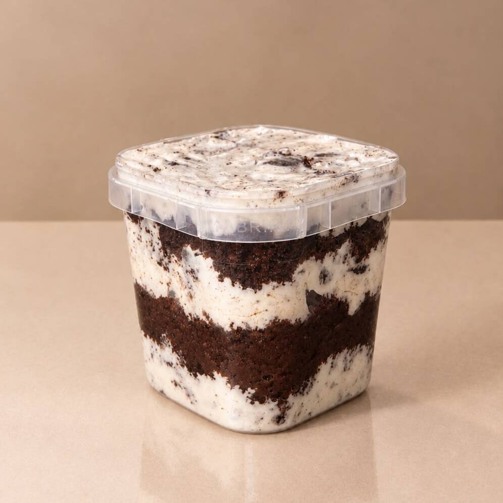 Bolo no Pote Oreo | 220 g
Camadas de bolo de chocolate fofinho, intercaladas com creme branco cremoso com pedaços de bolacha Oreo. Uma combinação irresistível de chocolate e creme, com a crocância e o sabor marcante da bolacha Oreo, finalizada com uma camada generosa de creme Oreo.
Peso: aproximadamente 220 g por unidade.
Ingredientes: ovos, açúcar, farinha de trigo, leite, óleo, fermento químico, chocolate em pó, leite condensado, creme de leite e bolacha Oreo.
Alérgicos: contém trigo, ovos, leite e soja. Contém glúten.
