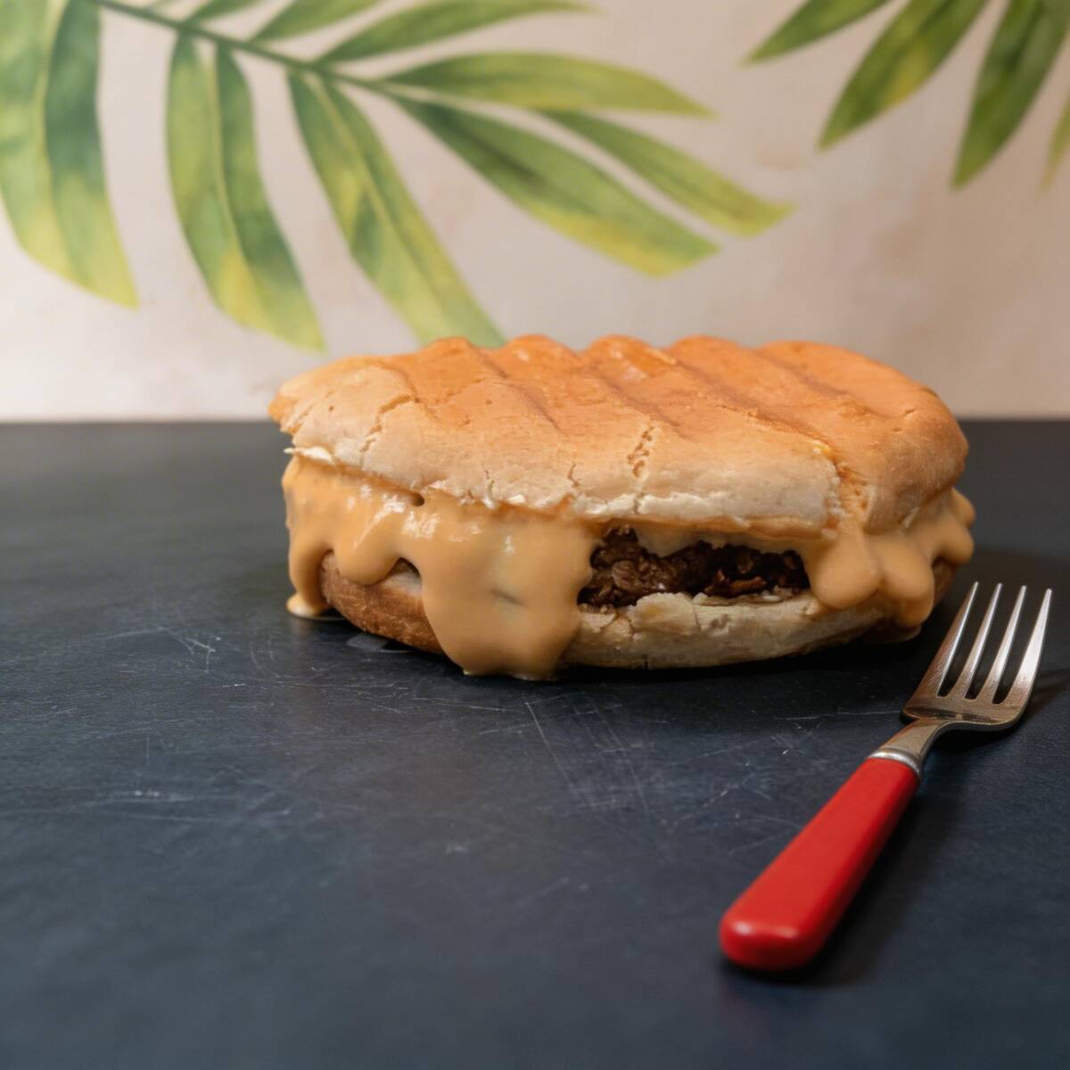 Hambúrguer delicioso de proteína texturizada de soja temperado com especiarias, maionese e muito cheddar vegano<33