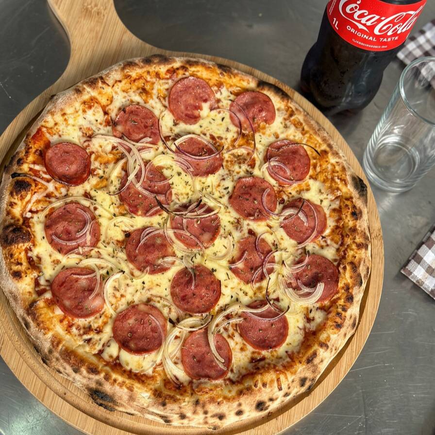 Escolha 1 sabor de pizza grande salgada + 1 refrigerante de 1L