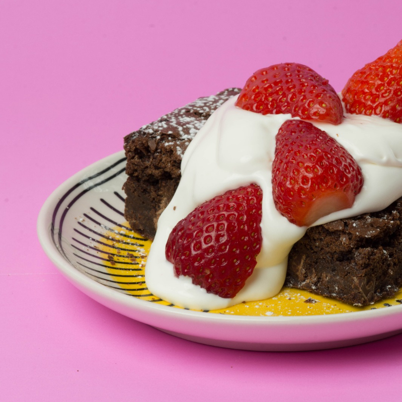 Brownie Preparado con Fresas y Crema