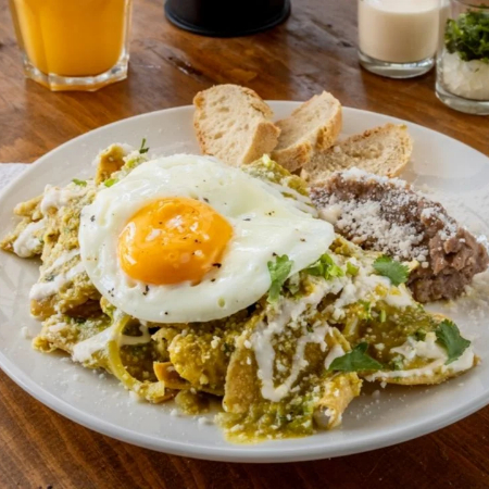 Chilaquiles con Huevito