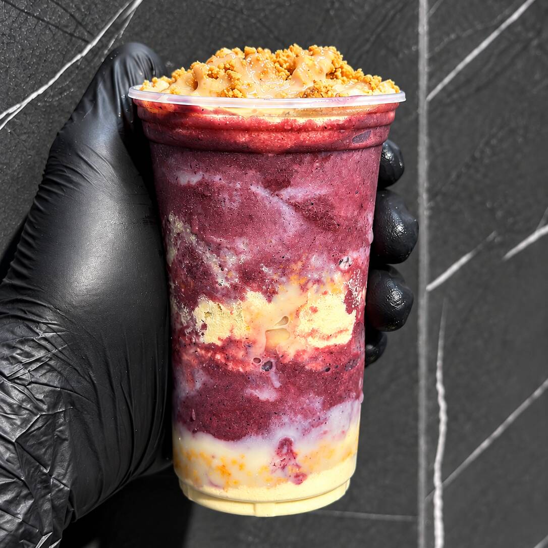 Açaí, leite em pó, leite condensado e paçoca.
