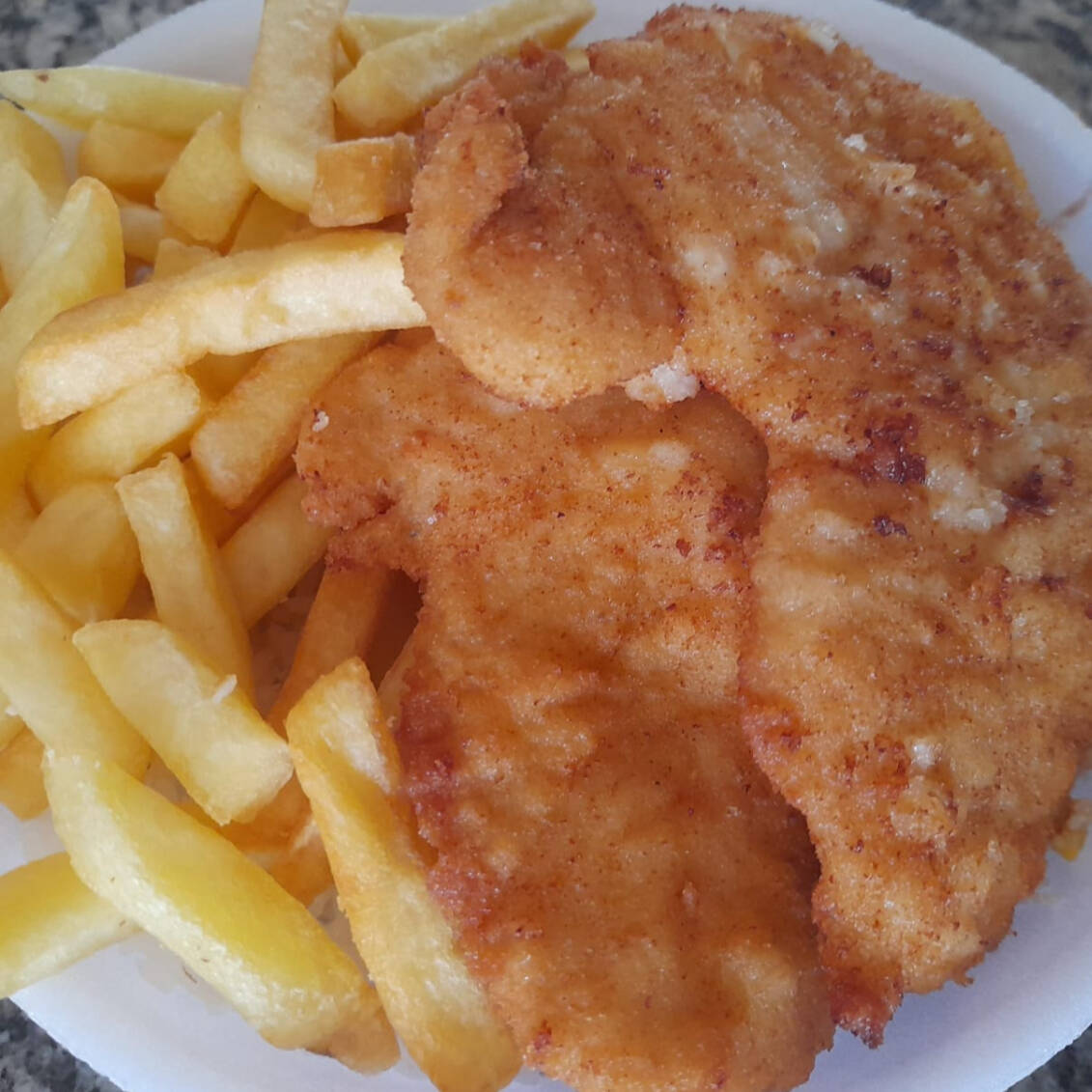Arroz, feijão, frango á milanesa, batata frita e farófa