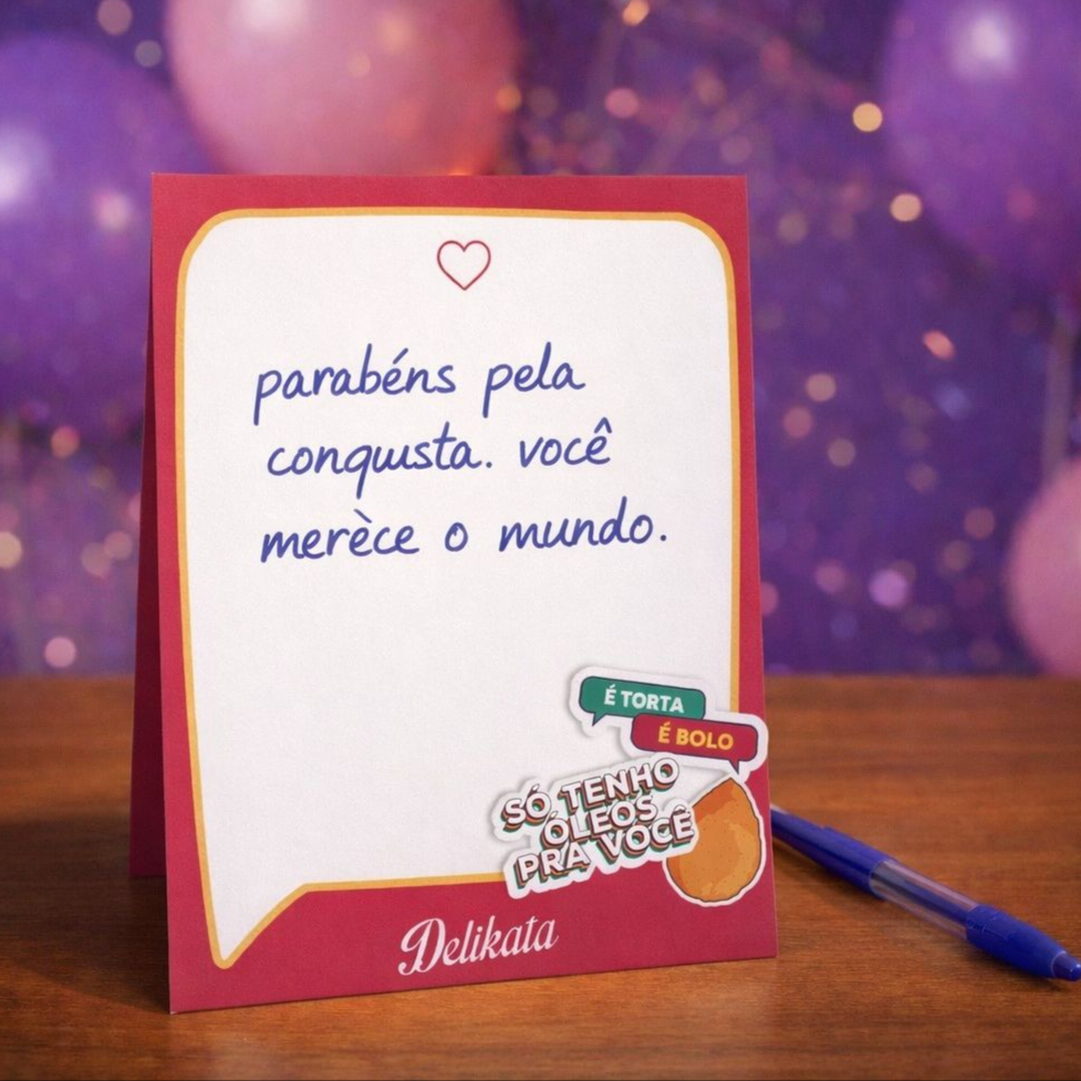 Bilhete em papel de carta personalizado (tamanho 15x10cm) para enviar junto com seu pedido. Escreva sua frase de até 30 palavras nas observações. Frases maiores que o limite serão resumidas automaticamente, hein? Usaremos caneta azul ou preta.
Atenção: informe também o nome do destinatário do pedido para ajudar em nossa entrega. O bilhete será grampeado/colado na embalagem externa ou dentro dela, dependendo da situação. Nos reservamos o direito de não escrever e enviar frases ofensivas.