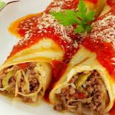 Panquecas de carne com queijo ralado e orégano, arroz branco ou temperado, espaguete, salada e purê de batatas