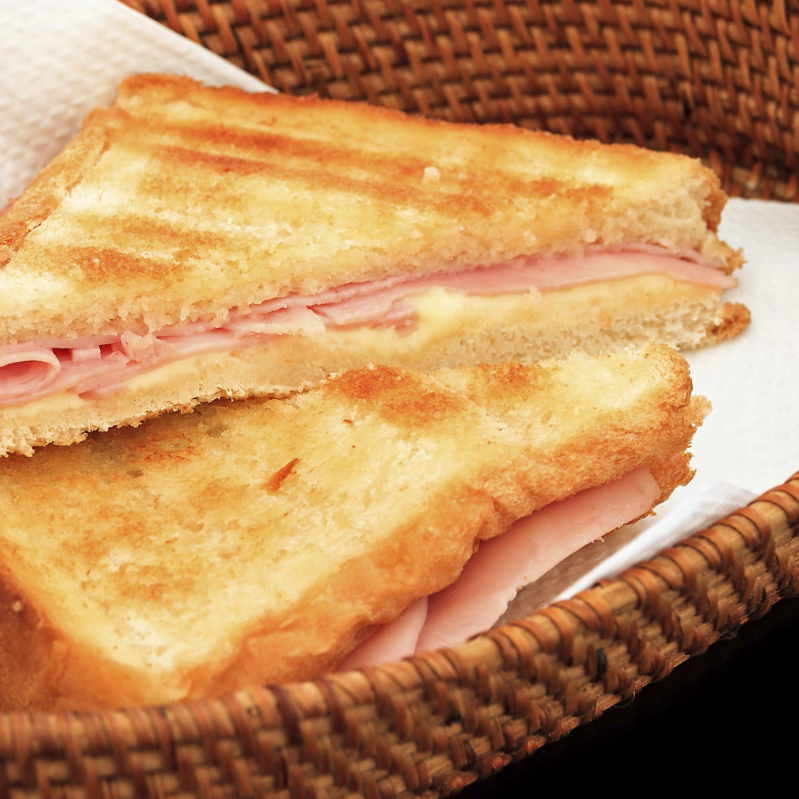 Misto Quente pão frances 1 fatia de presunto 2 de queijo