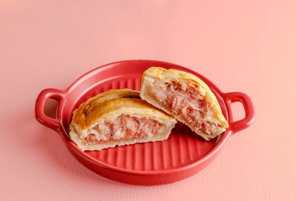Leite semidesnatado sem lactose, ovo, polvilho doce, carne bovina curada cozida e desfiada, amido de milho, fécula de batata, banha de porco, cebola, gordura de palma, queijo parmesão sem lactose, óleo de girassol, sal rosa, alho desidratado, salsão e goma xantana.
Alérgicos: contém ovos, derivados da soja, leite e seus derivados. Pode conter traços de aveia
Sem glúten
Sem lactose
(150g)