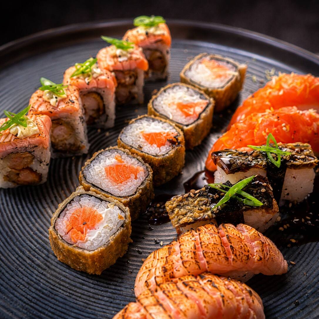 16 peças - 2x niguiri especial, 2x niguiri salmão maçaricado, 05x carioca de salmão, 05x uramaki especial, 02 niguiri skin.