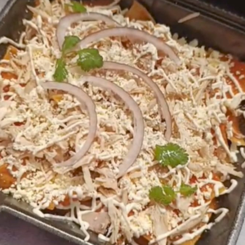 CHILAQUILES CON POLLO DESHEBRADO