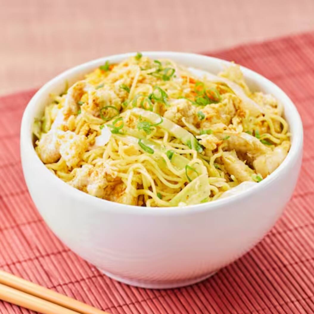 Macarrão de arroz ao curry com tiras de frango e legumes fresquinhos. Uma opção leve e deliciosa para todos os dias.