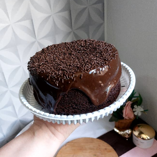 ATENÇÃO!! Para que ele chegue inteirinho e lindo na sua mesa, nós enviamos a massa levemente resfriada. Assim, garantimos a estrutura sem perder a fofura! 🏻 Na hora de consumir: - Sirva sua fatia generosa. - Aqueça por 20 segundos no micro-ondas.️ - Pronto!! A massa volta a ficar ultra macia e derrete na boca! Prefere esperar? Deixe alguns minutos em temperatura ambiente e aproveite. (Serve de 8 a 10 porções)