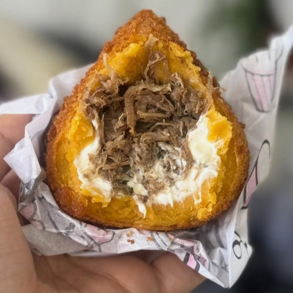 Coxinha de Costela com Cream Cheese Explosão de sabor em cada mordida! A suculência da costela se une à cremosidade do cream cheese, criando uma experiência única que vai te deixar pedindo mais.