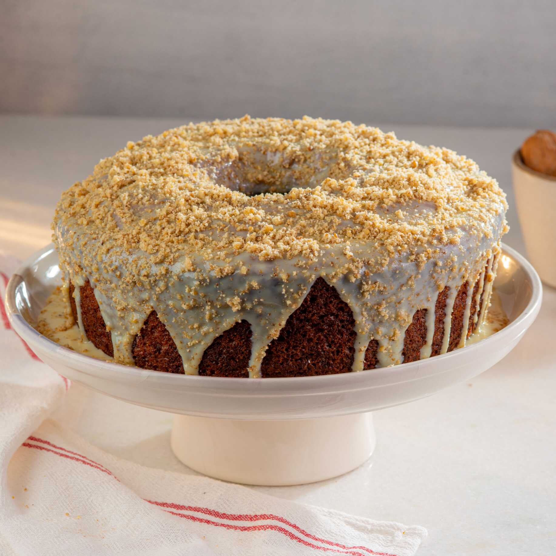 Delicioso Bolo de nozes caseiro. Opção de cobertura: leite condensado, polvilhado com nozes trituradas. Imagem meramente ilustrativa.
Bolo pequeno serve até 8 fatias
Bolo grande serve até 16 fatias