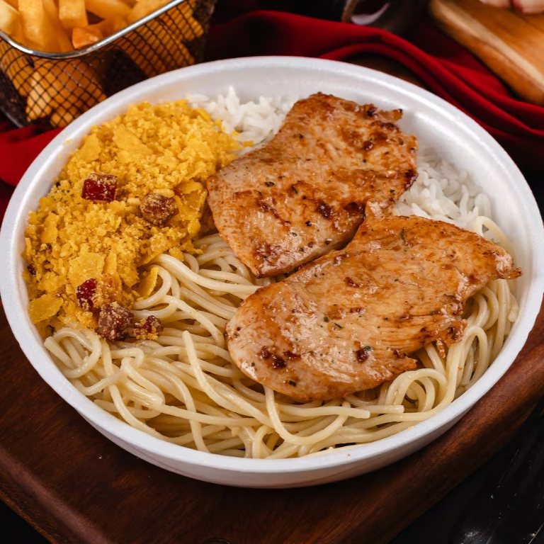 Arroz soltinho, feijão bem temperado, macarrão alho e óleo, farofa crocante, fritas crocantes e frango grelhado douradinho.