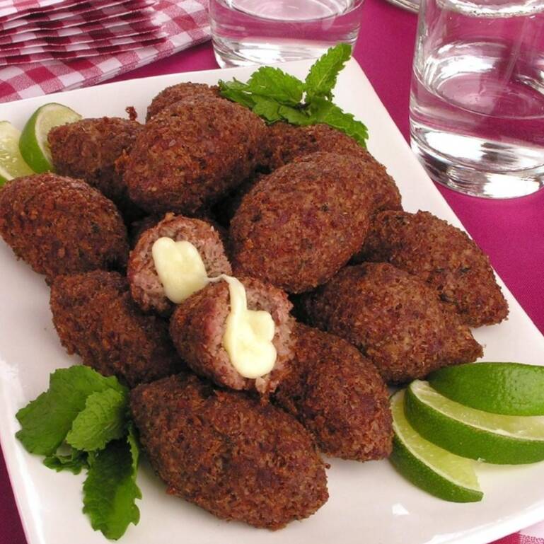 4 Unidades de Quibe recheado com queijo (70g - 80g). +1 refrigerante lata 350ml, Coca-Cola ou Guaraná
