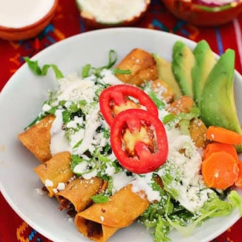 Orden Flautas 4 pzas Pollo con Lechuga Crema