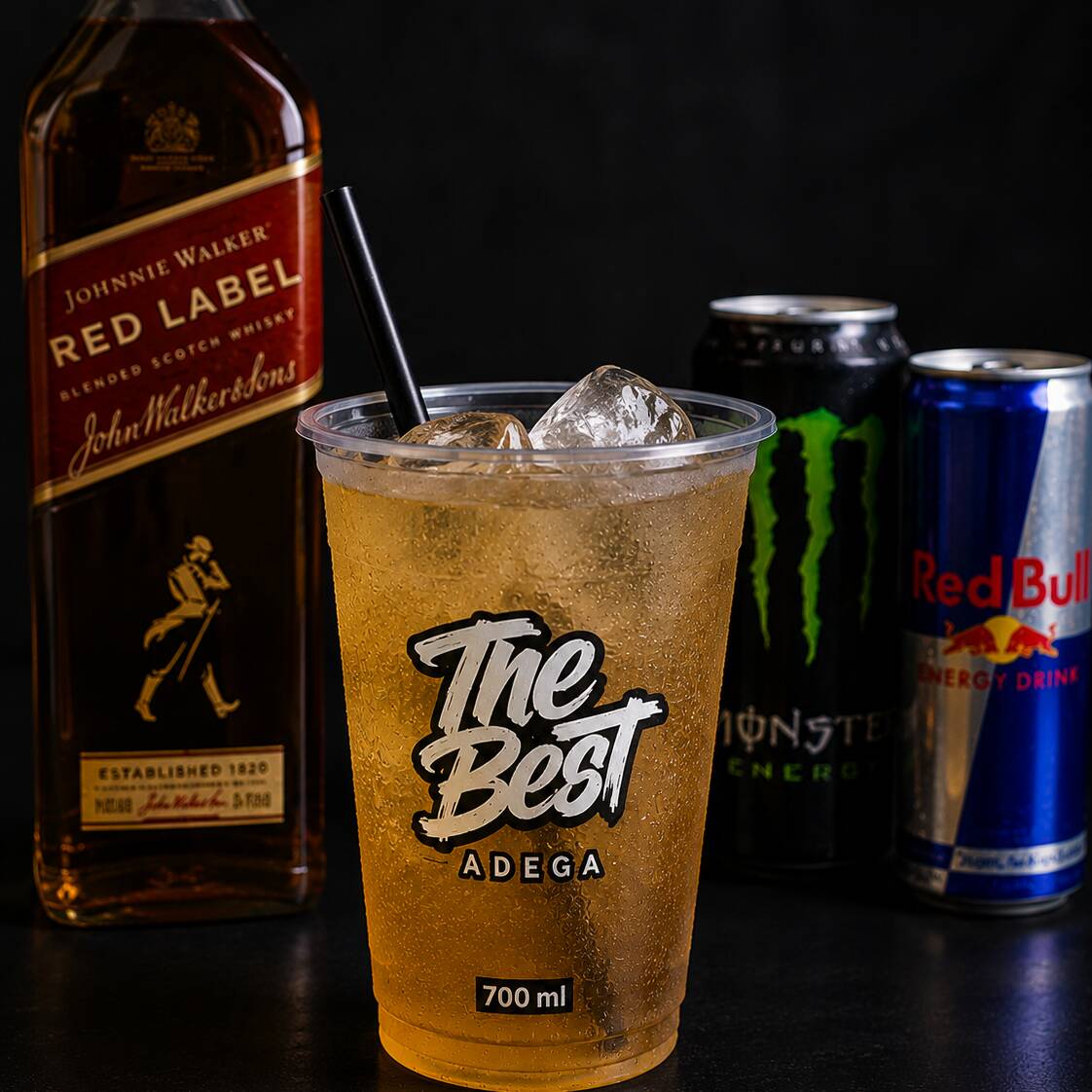 Copo 700 ml de whisky com energético, gelo. Uma combinação gelada, refrescante e marcante, perfeita para quem gosta de um drink intenso e cheio de sabor.
