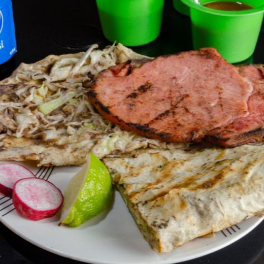 Tlayuda de chuleta ahumada
