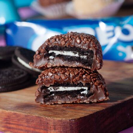 Brigadeiro recheado com bolacha Oreo e finalizado com confeito belga callebaut.
