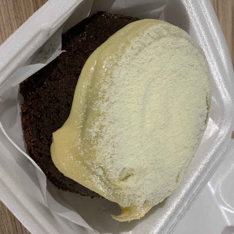 Massa de chocolate 50%, com cobertura cremosa de ninho finalizado com leite em po