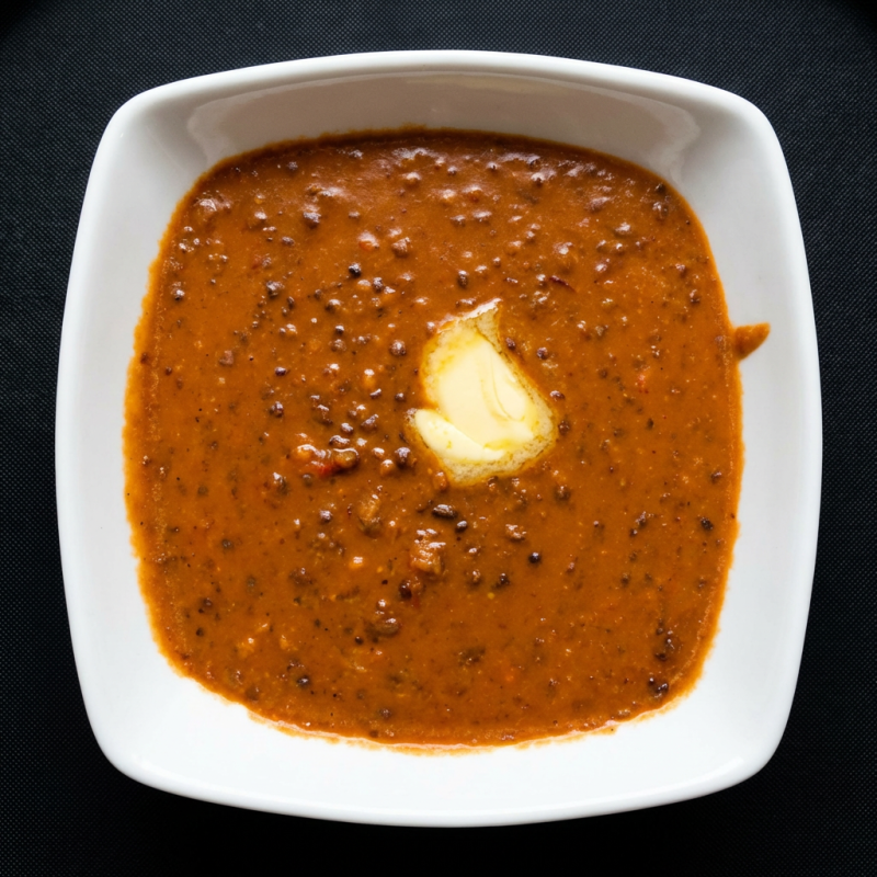 Mistura de vários tipos de feijões e lentilhas cozidas em molho de tomate levemente picante e cremoso. rico em sabor e textura.