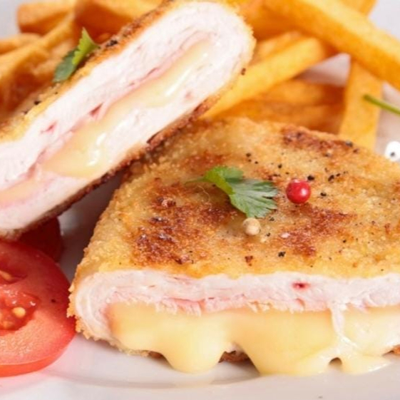 PECHUGA RELLENA EMPANIZADA + ENSALADA + PAPAS