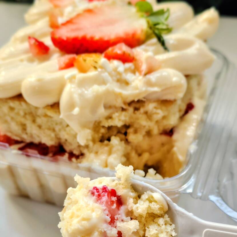 Bolo de corte ninho com morango. Macio e fofinho, recheado com creme de ninho suave e delicioso, com rodelas finas de morango.
